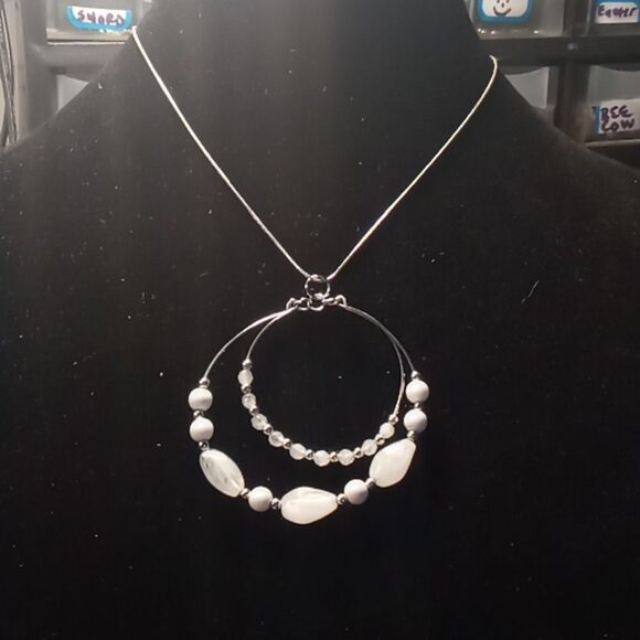 Repurposed necklace - Picture 1 of 3